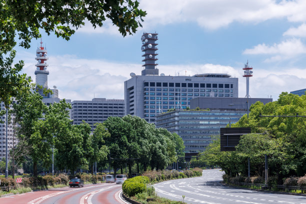 美丽的蓝天和城市建筑图片下载