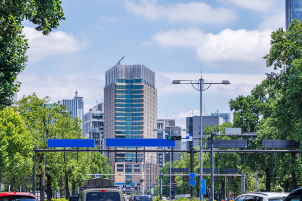 美丽的蓝天和城市建筑图片下载