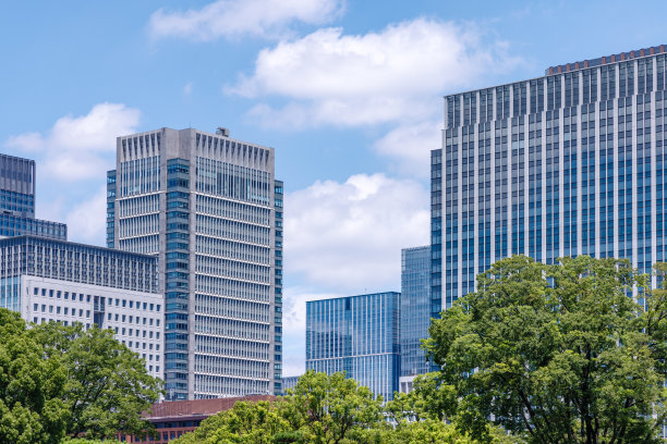 美丽的蓝天和城市建筑图片下载