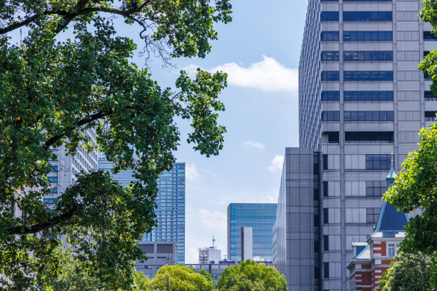 美丽的蓝天和城市建筑图片下载