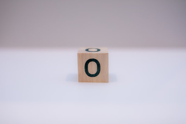 写着“O”的木块图片下载