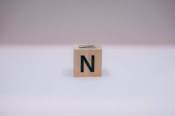 写着“N”的木块图片下载