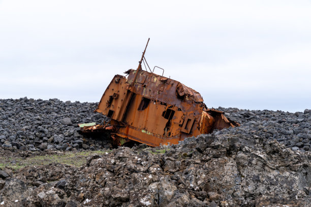自1988年以来，Hrafn Sveinbjarnarson III的船只残骸在 Grindavik熔岩区防波堤的遗骸，冰岛沉船图片下载
