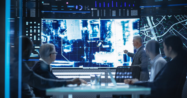 监测专家小组在高级研究中心会议期间进行讨论。不同的专业人员小组用卫星跟踪技术监测一项积极的行动图片下载