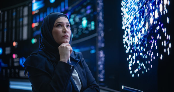 一个聪明的中东软件工程师在数字屏幕上分析神经网络大数据的画像。在一家创新型互联网服务公司工作的戴头巾的年轻阿拉伯妇女图片下载