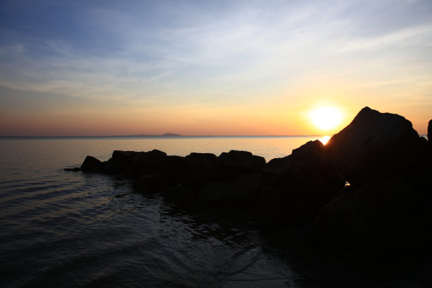 邦肖恩海滩上的剪影岩石映衬着日落，自然的户外景色图片下载