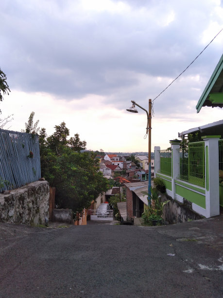 在三宝垄市的村庄地区非常下降的柏油路图片下载