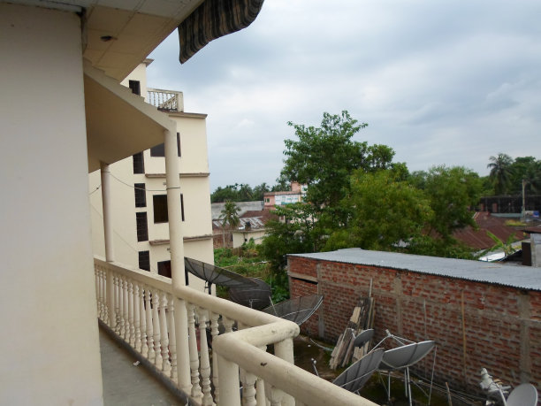 阳台:房子的阳台和天线闹鬼的房子和楼梯有时表现得很奇怪。当风吹起的时候，像窗户发出的声音一样，神奇的电影。到了晚上，它就变得超自然了。图片下载