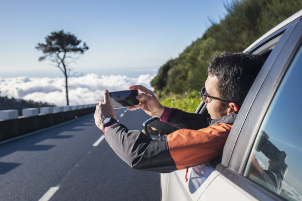 在葡萄牙马德拉，一名男子从他的车里拍照。图片下载