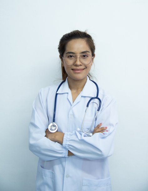 医院里穿着白色背景制服的聪明的医生。图片下载