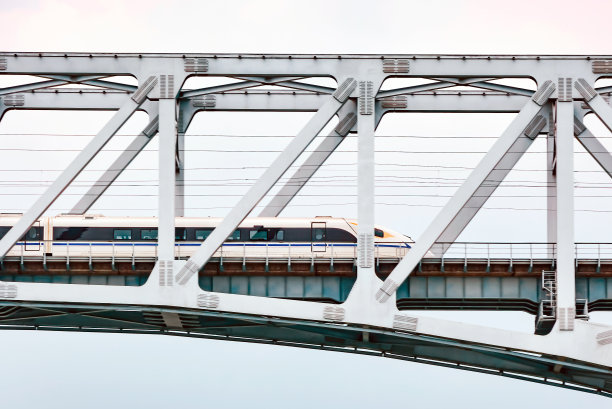 中国高铁列车在铁路桥上行驶图片下载