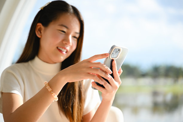 一位女士正在使用智能手机进行各种日常活动。这张照片质量很好。图片下载