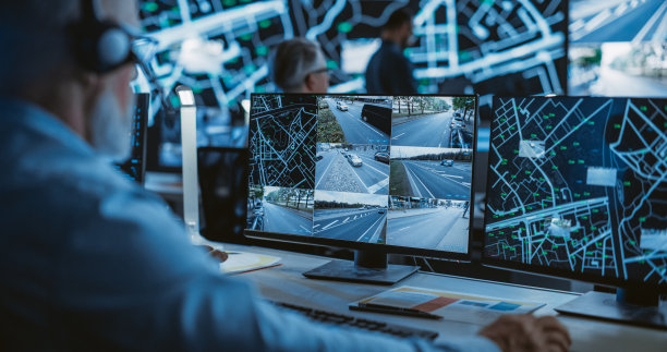 技术客户支持专家在呼叫中心控制室的电脑前工作时，正戴着耳机讲话。越过肩膀的镜头图片下载