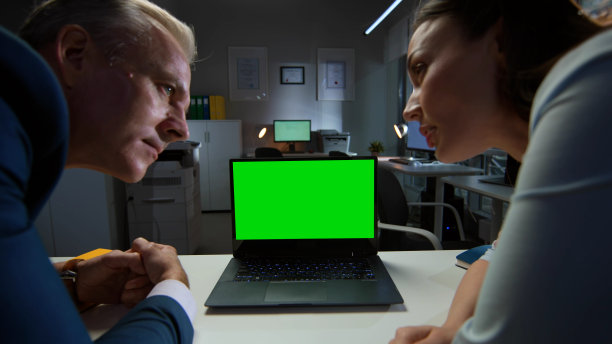 业务同事在笔记本电脑上讨论项目的特写。绿屏图片下载