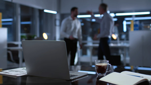 商业伙伴深夜在办公室争吵的模糊照片图片下载