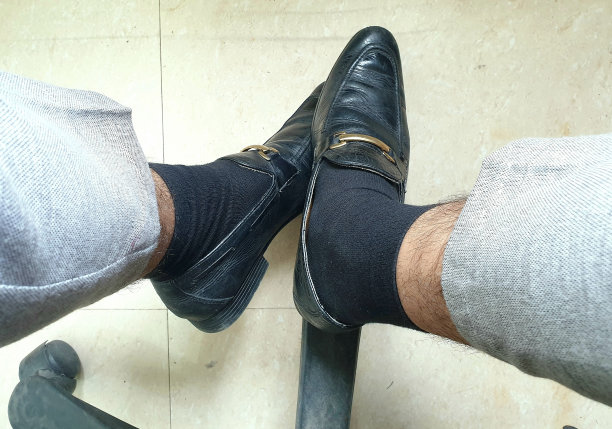 短漆配黑鞋和黑袜子图片下载