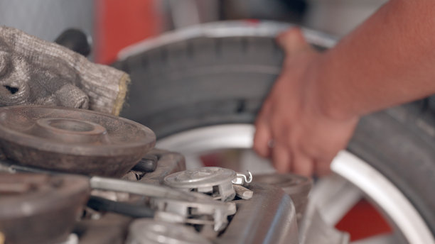 汽车修理工或技师掌握在汽车修理厂或综合汽车维修中心更换轮胎的发动机维修技能。在汽车维修车间工作的专业修理工。汽车维修及服务业务。图片下载