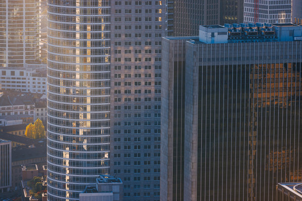 位于法兰克福市中心的摩天大楼，玻璃和钢铁的窗户图片下载