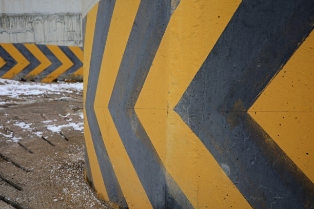 黄色和黑色的道路交通方向线图片下载