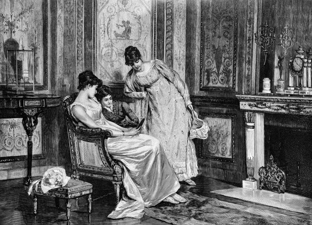 三个年轻女人在八卦一个男人，她们正在看他的照片图片下载