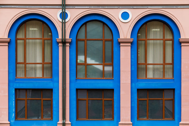 城市建筑立面上的成排窗户图片下载