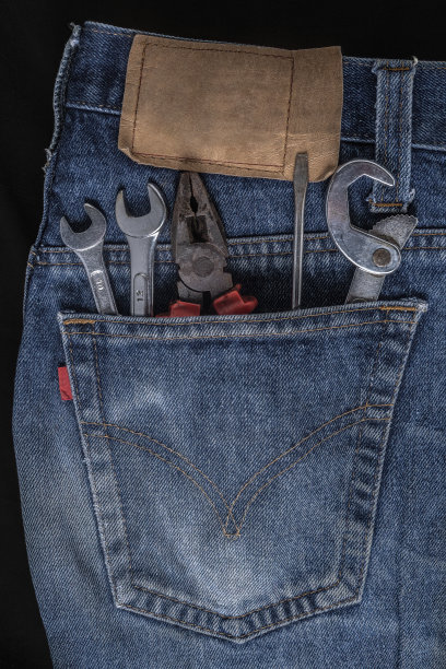 蓝色牛仔裤后口袋里的工具图片下载