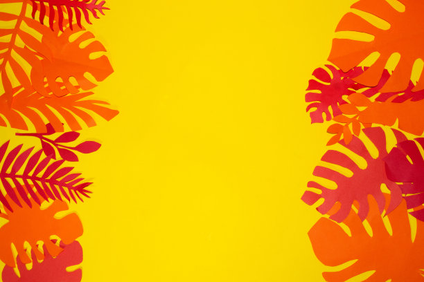 红色和橙色的丛林树叶在左边和右边的黄色背景，在中间复制空间，创意异国情调的设计，平铺，丛林党图片下载