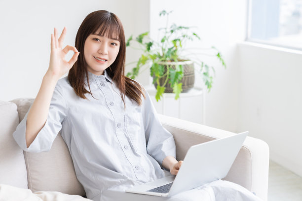 年轻的亚洲女性正在使用笔记本电脑图片下载