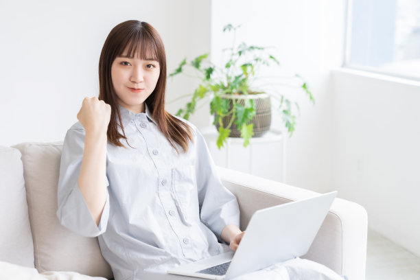 年轻的亚洲女性正在使用笔记本电脑图片下载