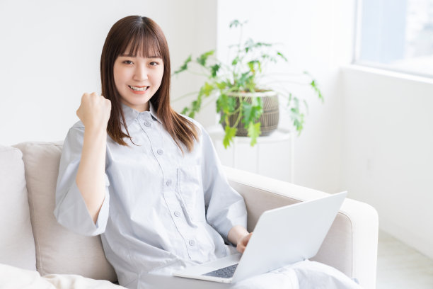 年轻的亚洲女性正在使用笔记本电脑图片下载