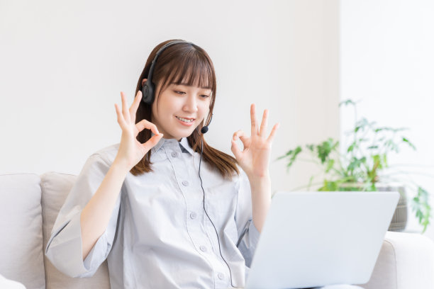 年轻的亚洲女性用笔记本电脑学习函授课程图片下载