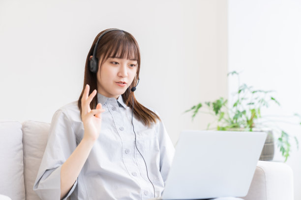 年轻的亚洲女性用笔记本电脑学习函授课程图片下载