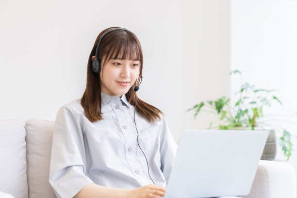 年轻的亚洲女性用笔记本电脑学习函授课程图片下载