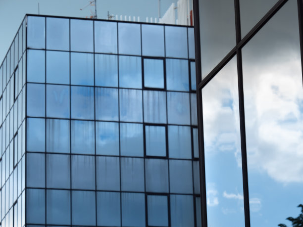 现代建筑玻璃幕墙反射多云蓝天图片下载