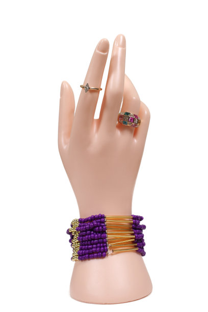 假人手与戒指和手镯孤立在白色背景图片下载