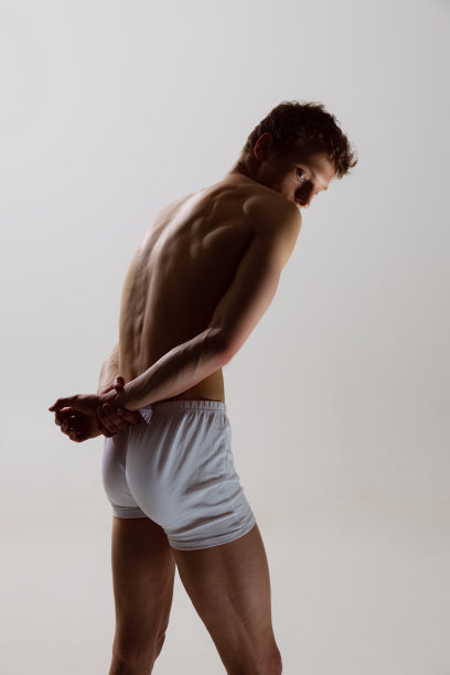 现代的,当代的。年轻的艺术家，灵活的男舞蹈家在灰色的工作室背景上跳舞。艺术，运动，灵活性，灵感的概念。图片下载