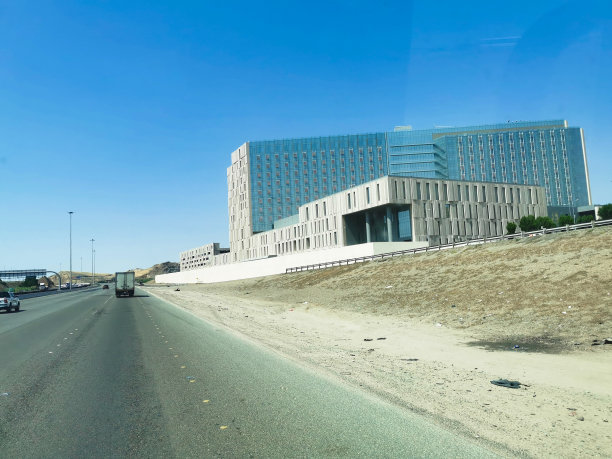 沙特阿拉伯吉达的道路附近的商业建筑图片下载
