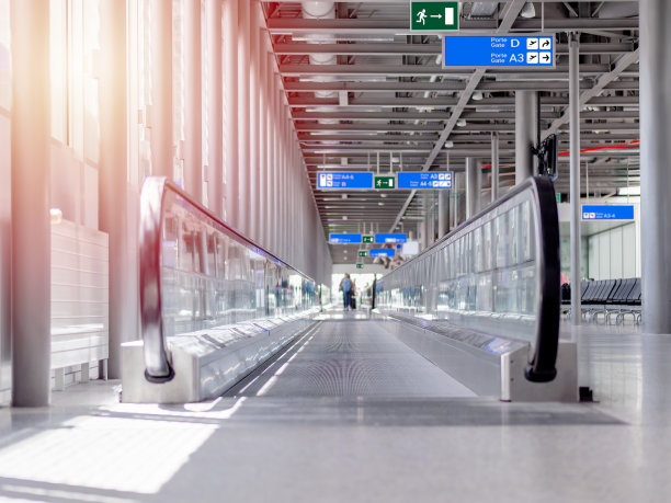 机场终点站的机械通道。图片下载