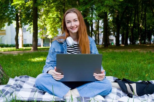 快乐微笑的女学生使用笔记本电脑。回到学校的概念。远程教育遍布全球图片下载