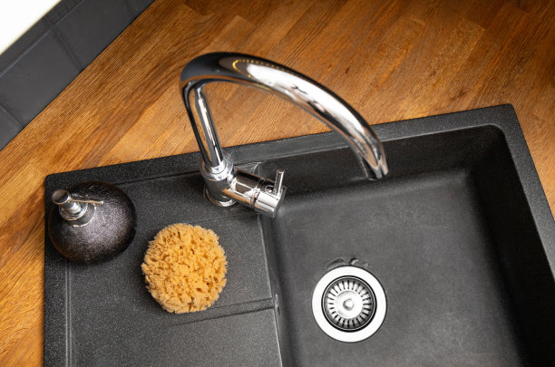 使用天然海绵洗碗的家庭厨房概念。厨房水槽旁的有机海棉，旁边是洗洁精。图片下载