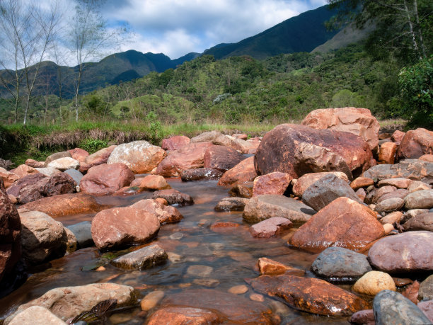 长时间曝光的溪流和埃尔瓦利河的岩石摄影图片下载