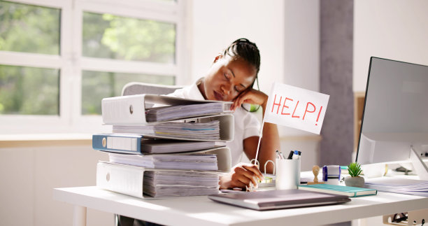 办公室里赋税繁重的悲伤男人图片下载