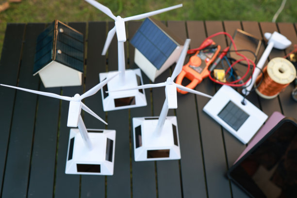 风力发电机和太阳能电池，绿色能源，和可再生能源的概念教育集图片下载