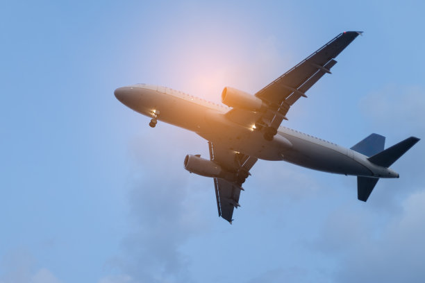 一架飞机在天空中飞行图片下载