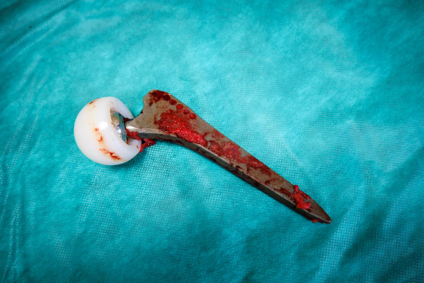 移植的髋关节假体躺在手术台上图片下载