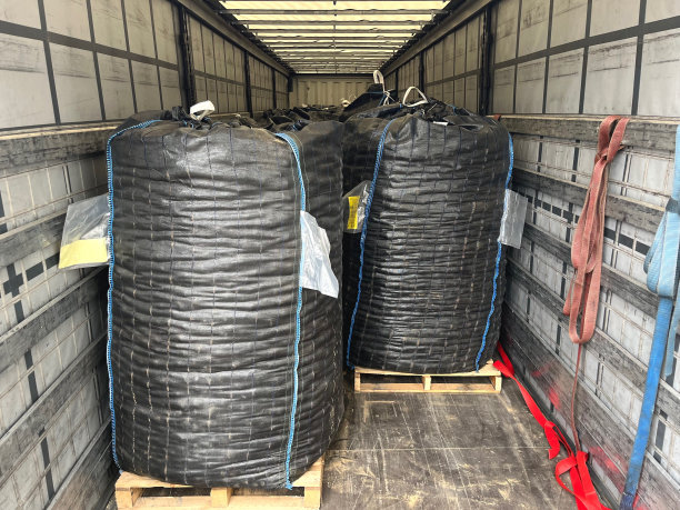 用半挂车运输装在大袋子里的新土豆图片下载