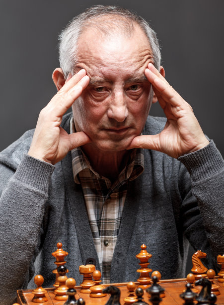 老人下棋图片下载