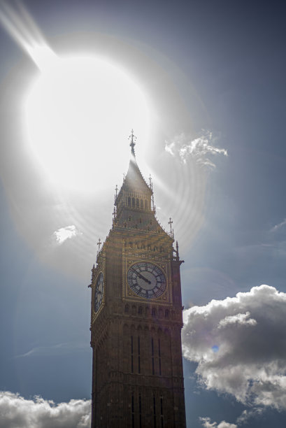 在伦敦晴朗的日子里，大本钟的近景。图片下载