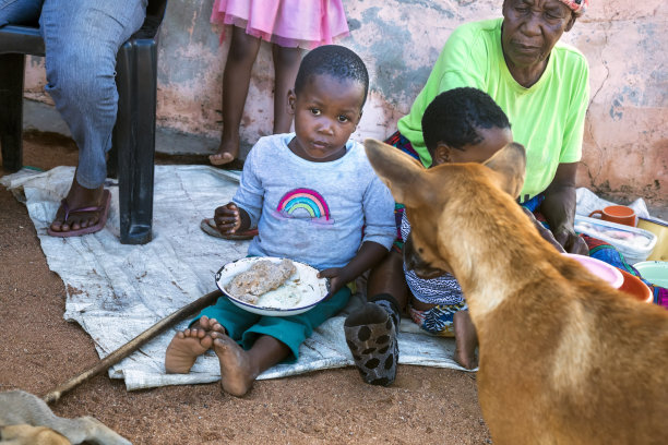 正在吃东西的非洲儿童图片下载