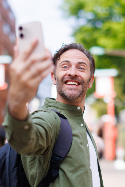 白人男子用手机自拍图片下载